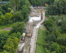 <p>Trwa demontaż starej konstrukcji drugiego wiaduktu i przygotowywany jest teren pod budowę nowego obiektu&nbsp;</p>