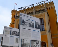 Plenerowa wystawa „Prefabrykaty na Kwadraty”  przed Dworcem Głównym we Wrocławiu