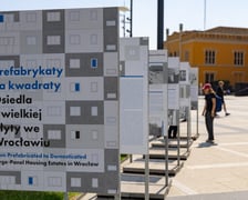 Plenerowa wystawa „Prefabrykaty na Kwadraty”  przed Dworcem Głównym we Wrocławiu