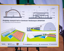 <p>Plansza z projektem nowej hali tenisowej przy ul. Lubińskiej 53</p>