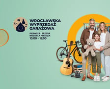 Grafika przedstawiająca rodzinę: tatę, mamę i córkę, którzy stoją wśród różnych rzeczy z napisem "Wrocławska Wyprzedaż Garażowa"