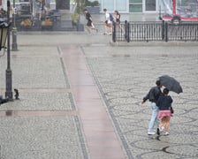 Deszcz złapał przechodniów na Placu Solnym, 14.07.2026 r.