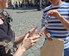Butelki z tritanu trafiły do nowych właścicieli. Akcja ich rozdawania odbyła się na Rynku w środę (29 lipca 2026 r.)