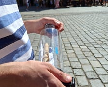 Butelki z tritanu trafiły do nowych właścicieli. Akcja ich rozdawania odbyła się na Rynku w środę (29 lipca 2026 r.)