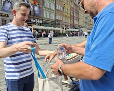 Butelki z tritanu trafiły do nowych właścicieli. Akcja ich rozdawania odbyła się na Rynku w środę (29 lipca 2026 r.)