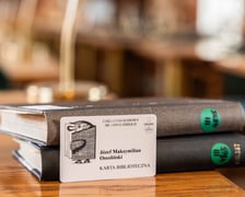 <p>Karta biblioteczka z rysunkiem wrocławskiego artysty Tomasza Brody</p>