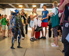 Robot Adam Kowalski na Dworcu Głównym we Wrocławiu, 28.08.2026 r.