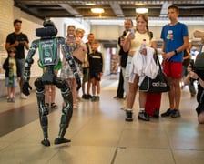 Robot Adam Kowalski na Dworcu Głównym we Wrocławiu, 28.08.2026 r.