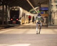Robot Adam Kowalski na Dworcu Głównym we Wrocławiu, 28.08.2026 r.