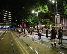 Nightskating we Wrocławiu. Przejazd rolkarzy przez Wrocław