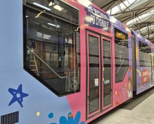 <p>Oklejony "tramwaj bezpieczeństwa" w zajezni tramwajowej</p>
