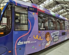 <p>Oklejony "tramwaj bezpieczeństwa" w zajezni tramwajowej</p>