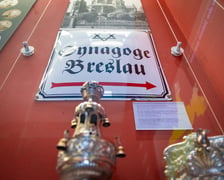 <p>Szyld Synagogi Wrocławskiej w gablocie Muzeum Miejskiego.</p>