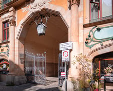 <p>Brama kamienicy przy ul. Włodkowica 5-9, prowadząca na podw&oacute;rze, w kt&oacute;rym znajduje się Synagoga Pod Białym Bocianem.</p>