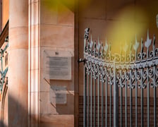 <p>Brama kamienicy przy ul. Włodkowica 5-9, prowadząca na podw&oacute;rze, w kt&oacute;rym znajduje się Synagoga Pod Białym Bocianem.</p>