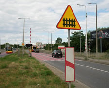 Przejazd kolejowy na ulicy Strzegomskiej w pobliżu Ronda Rotmistrza Pileckiego