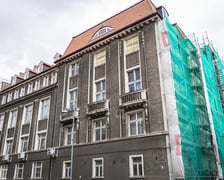 Gmach przy Placu Muzealnym 16 częściowo zasłonięty rusztowaniami z płachtami, wrzesień 2026