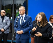 Mateusz Żak, wiceprezydent Wrocławia, podczas uroczystości nadania tramwajowi imienia Bolesława Orlińskiego