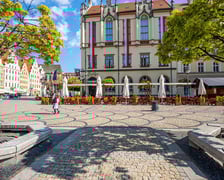 Biało-czerwone flagi na wrocławskim Ratuszu