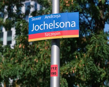 Andrzej Jochelson został patronem skweru u zbiegu ulic Strzegomskiej, Robotniczej i Śrubowej we Wrocławiu. Uroczyste odsłonięcie tabliczki odbyło się w niedzielę, 27 września 2026 r.