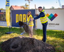 <p>Iwona Gosa i Tomasz Rakowski, symboliczny początek budowy TBS-u Wrocław na Brochowie, 28 września 2026</p>
