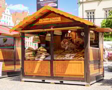 na litewskim stoisku m.in. wędliny surowo suszone zimnym dymem wędzone, chleb żytni ciemny na zakwasie z miodem, kwas chlebny, chałwa słonecznikowa, sękacze