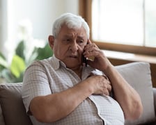 W metodzie "na wnuczka" oszuści dzwonią i podają się za członka rodziny ? wnuczka, siostrzeńca czy znajomego. Proszą o pieniądze na operację w szpitalu, okazyjny zakup samochodu czy kupno domu (zdjęcie ilustracyjne)
