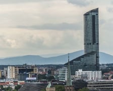 Sky Tower jest najwyższym w Polsce budynkiem mieszkalnym. Ma 212 metrów wysokości i liczy 51 pięter. Z tarasu widokowego można zobaczyć nawet oddaloną o ok. 100 km Śnieżkę.