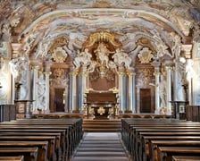 Aula Leopoldina w głównym gmachu Uniwersytetu Wrocławskiego to wyjątkowe dzieło z epoki baroku. Zaprojektował ją włoski architekt Christophorus Tausch. Powstała w latach 1728?1738. Odbywają się tu najważniejsze uroczystości uniwersyteckie. Dostępna jest także dla turystów.