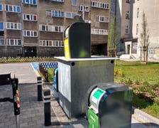 Wyciąganie podziemnego pojemnika na odpady na podwórku w okolicach pl. Nowy Targ i pl. Nankiera