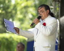 Franciszek Sowa i Kabaret Odłam na scenie w Parku Południowym podczas Waligóriady 2022