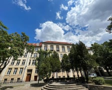 Herb odkryty przypadkowo w szkolnej auli ma najprawdopodobniej ponad 100 lat