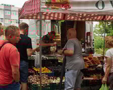 Targowisko na Dworcu Świebodzkim we Wrocławiu -  jak w każdą niedzielę - przyciąga tłumy...