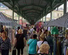 Targowisko na Dworcu Świebodzkim we Wrocławiu -  jak w każdą niedzielę - przyciąga tłumy...