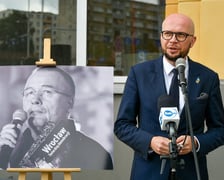 Uroczystość odsłonięcia tablicy pamiątkowej na cześć Jarosława Hyka