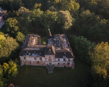 Dwór w Komorowicach pod Wrocławiem leży nad rzeką Ślęzą