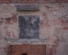 Dwór w Komorowicach pod Wrocławiem leży nad rzeką Ślęzą