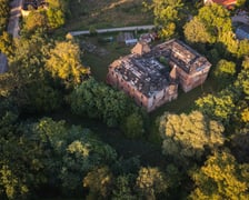 Dwór w Komorowicach pod Wrocławiem leży nad rzeką Ślęzą