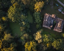 Dwór w Komorowicach pod Wrocławiem leży nad rzeką Ślęzą