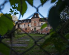 Dwór w Komorowicach pod Wrocławiem leży nad rzeką Ślęzą