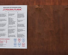 Ławka ?patriotyczna? przed Dworcem Głównym we Wrocławiu