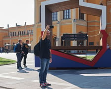 Ławka ?patriotyczna? przed Dworcem Głównym we Wrocławiu