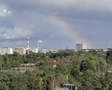 Na zdjęciu tęcza na niebie we Wrocławiu w niedzielę, 18 września 2022 r.