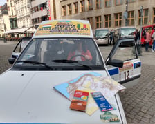Na zdjęciu załoga - Marek Prokopowicz i Julian Obrocki i ich polonez, którym jadą w rajdzie Budapeszt - Bamako