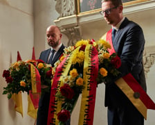 Akcja Wrocławski Znicz Pamięci ? prezydent Jacek Sutryk i przewodniczący Rady Miejskiej Sergiusz Kmiecik składają wieńce