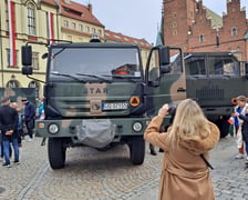 Pokaz sprzętu wojskowego 11 listopada na wrocławskim Rynku