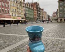 W 2020 roku kubek Jarmarku Bożonarodzeniowego był koloru jasnoniebieskiego i oczywiście w kształcie buta.