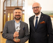 Dziś, gdy przyjmuje we własnym małym centrum medycznym Mrozek Medical, najbardziej potrzebujący pomocy mogą mieć pewność, że nie odejdą z gabinetu ?dr. Judyma? z kwitkiem