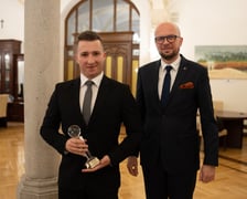 Już podczas studiów Artur Salamon postanowił stworzyć urządzenie, które ma pomóc oraz zwiększyć bezpieczeństwo osób z niepełnosprawnością wzroku