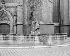 Neptun w Legnicy na czarno-białej fotografii